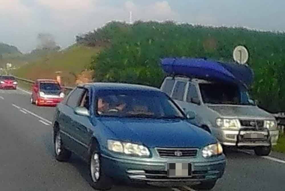 Tangkap layar kereta Toyota Camry dipandu secara melulu dan membahayakan pengguna jalan lain di Lebuh Raya Senai - Desaru (SDE) Isnin lalu.