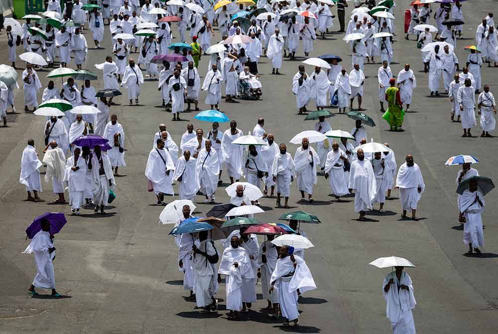 Ibadah haji menjadi semakin mencabar pada setiap tahun. - Foto AFP