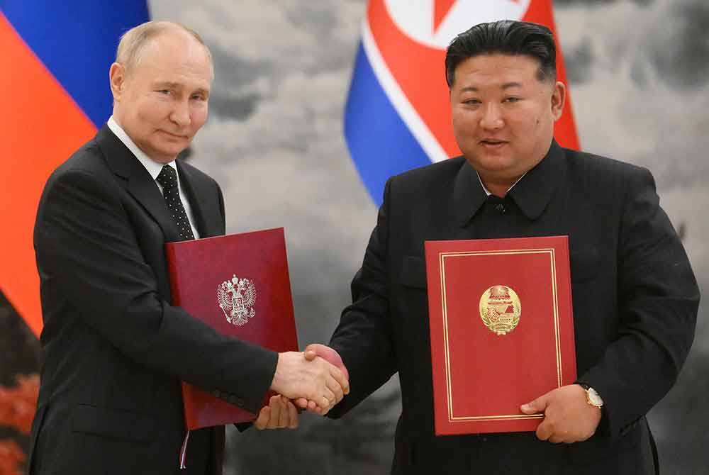 Hubungan Putin (kiri) dan Jong-un semakin erat malah pemimpin Pyongyang itu menggelar beliau sebagai &#039;sahabat disayangi rakyat Korea&#039;. - Foto AFP