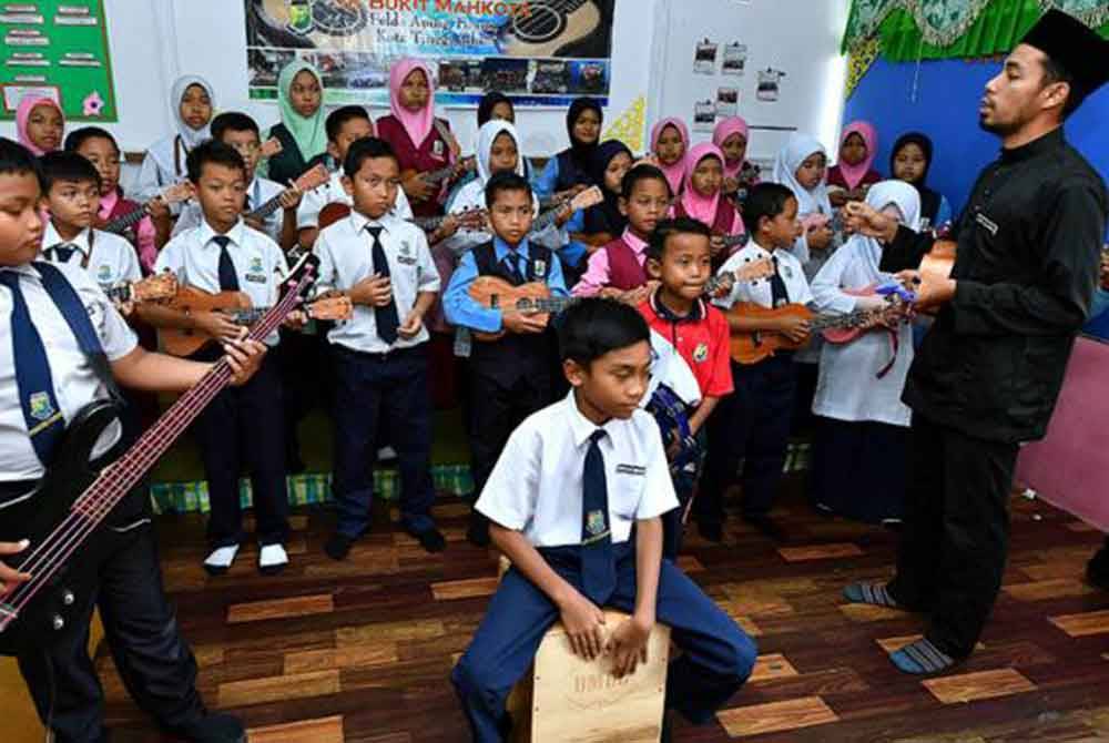 Pendidikan muzik sebahagian daripada kurikulum sekolah rendah, bertujuan memperkayakan pengalaman pembelajaran murid. Gambar hiasan