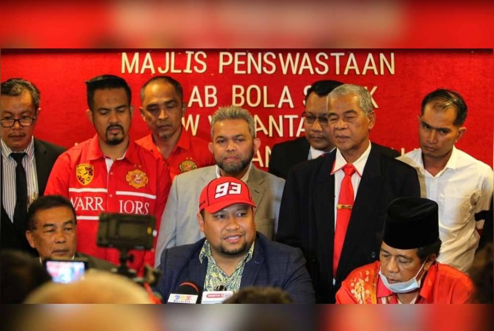 Tindakan Zamsaham (tengah) disambut baik oleh seluruh peminat TRW yang yakin anak kelahiran Johor itu mampu melonjakkan lagi nama Kelantan dipersada bola sepak tempatan.