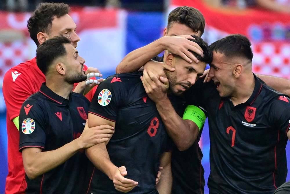 Gjasula meraikan jaringan penyamaan bersama rakan sepasukan dalam aksi Kumpulan B Euro 2024, Albania menentang Croatia di Volksparkstadion, Hamburg. Foto AFP