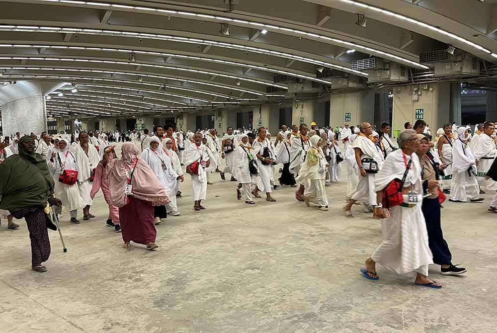 Jemaah haji berjalan kaki menuju ke kawasan jamrah bagi melaksanakan ibadah melontar.