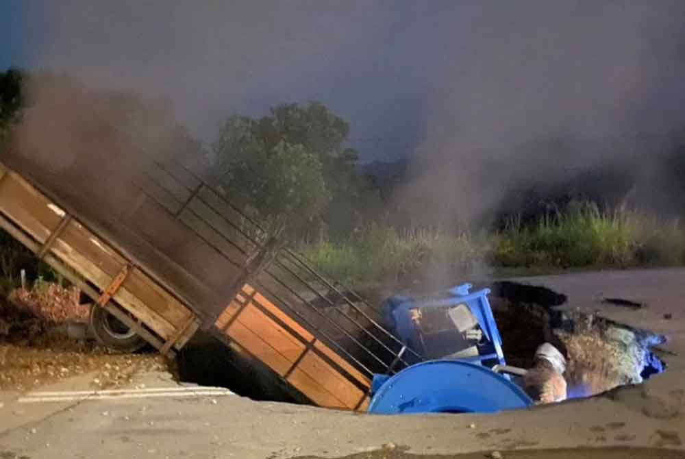 Keadaan lori dipandu mangsa yang terbabas sebelum terjunam ke dalam lubang jalan mendap di Jalan Kuantan-Segamat, Pekan pada Rabu.