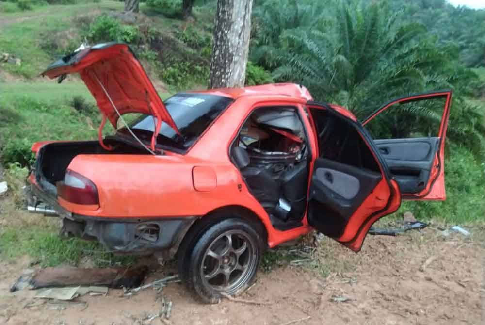 Proton Wira dipandu mangsa terbabas lalu merempuh pokok. Foto: Ihsan PDRM