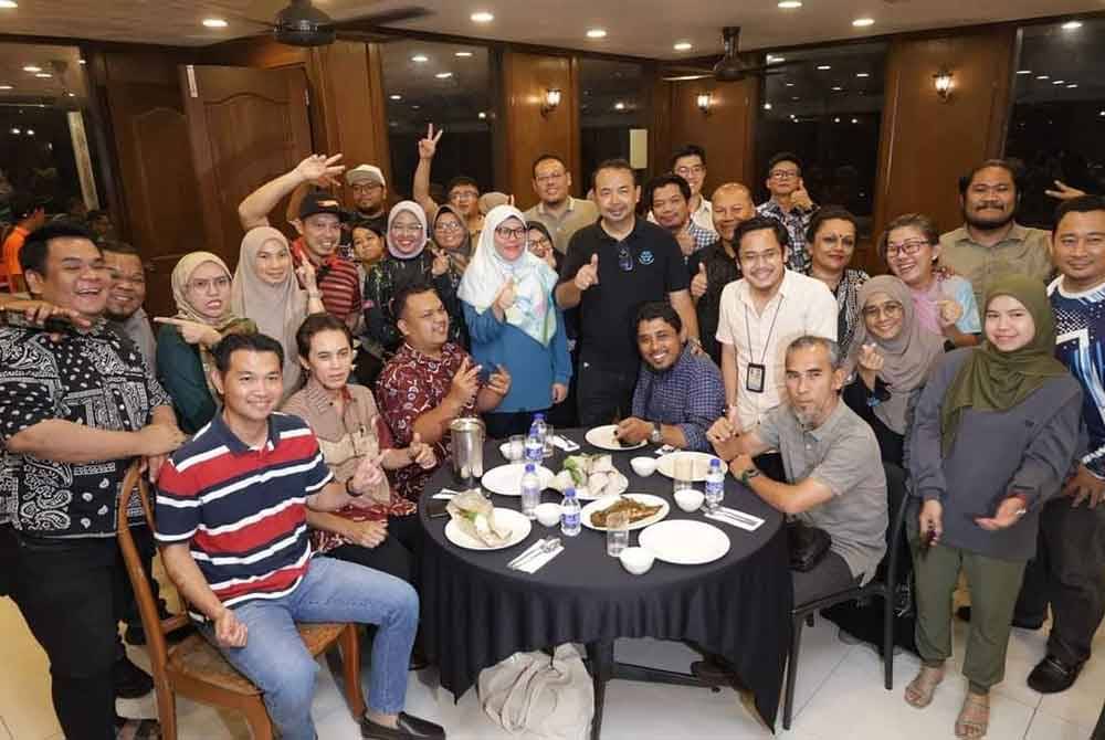 Saifuddin (tengah) bersama sebahagian pengamal media dari pelbagai agensi yang hadir pada Program Sembang Santai MPAG Bersama Rakan Media Tahun 2024 di sebuah restoran ikan bakar, di sini, pada malam Rabu.