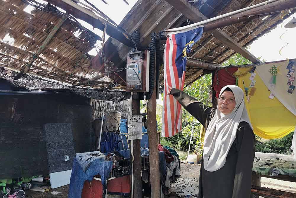 Suzana menunjukkan suis utama gerai perniagaan yang terbakar dalam kejadian malam Rabu.