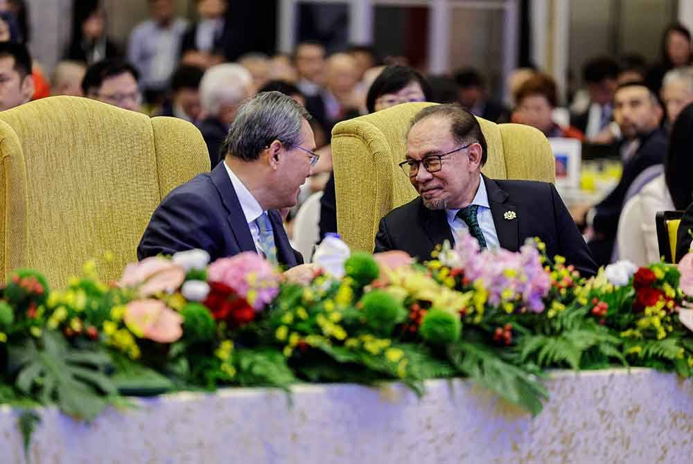 Anwar (kanan) bersama Li Qiang pada majlis makan tengah hari Komuniti Perniagaan China dan Malaysia di sini pada Khamis. Foto Bernama