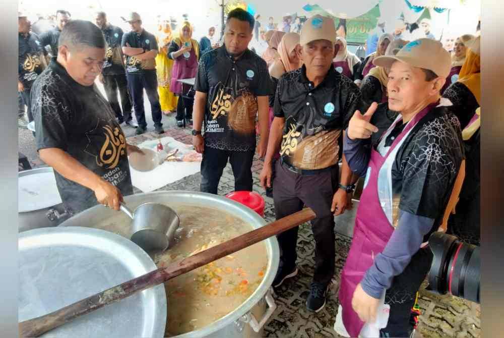 Mohamad Sabu (kiri) bersama kakitangan LKIM semasa Program Ibadah Korban LKIM 2024 pada Khamis.