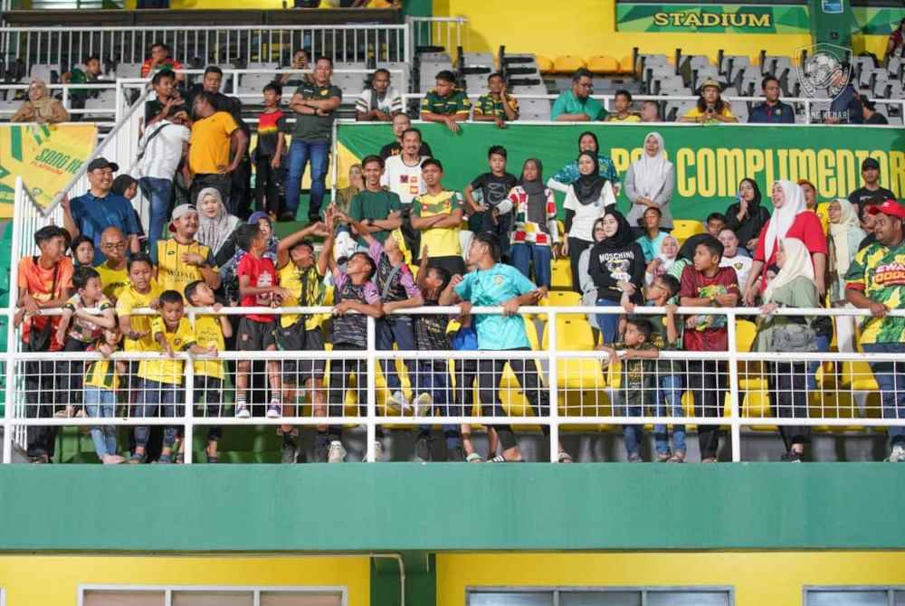 Pemegang pas bermusim Sang Kenari menikmati diskaun sehingga 60 peratus daripada nilai sebenar tiket untuk memasuki Stadium Darul Aman. FOTO KDA FC