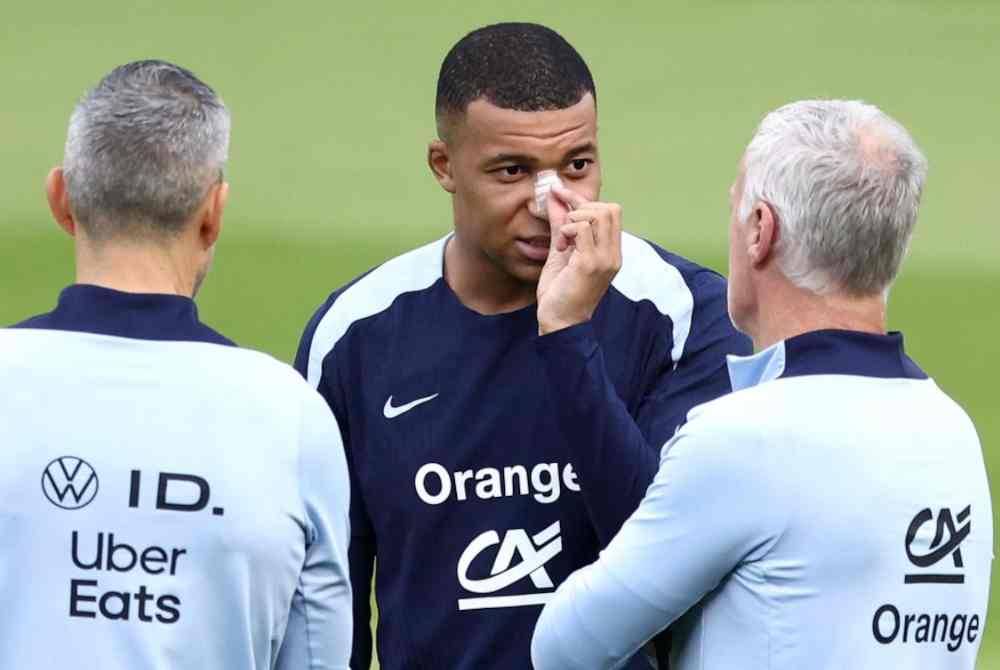 Mbappe (tengah) kembali ke kem latihan Perancis buat kali pertama pada Khamis. Foto AFP