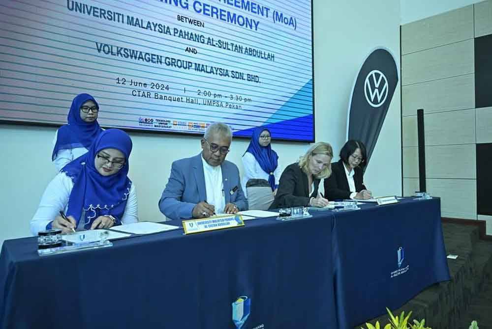 Dr Yuserrie dan Dr Mimi Sakinah (kiri) menandatangani MoA bersama pihak VGM diwakili Dr Susanne Lehmann (dua dari kanan) dan Nor Hayati.