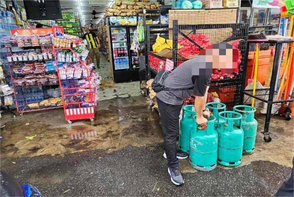 Beberapa tong LPG disita KPDN Kedah di sebuah kedai runcit pada Rabu.