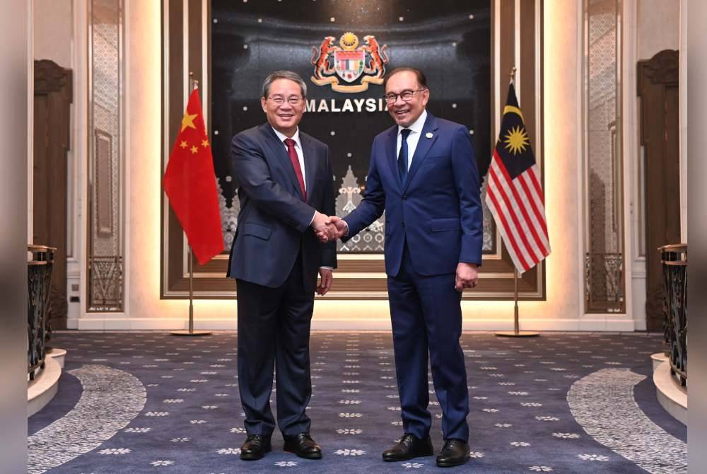 Anwar bersalaman dengan Li Qiang. Foto Bernama