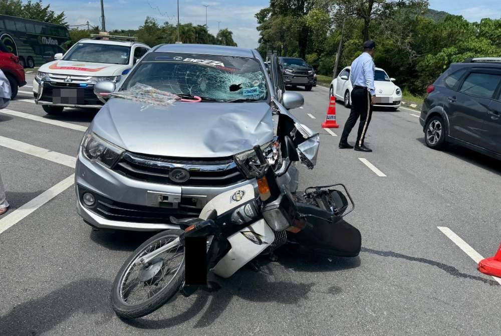 Keadaan motosikal dan kereta yang terbabit kemalangan jalan raya. Foto Ihsan PDRM