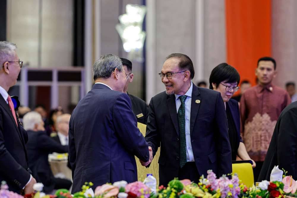 Anwar dan Li Qiang pada majlis makan tengah hari Komuniti Perniagaan China dan Malaysia pada Khamis. Foto Bernama