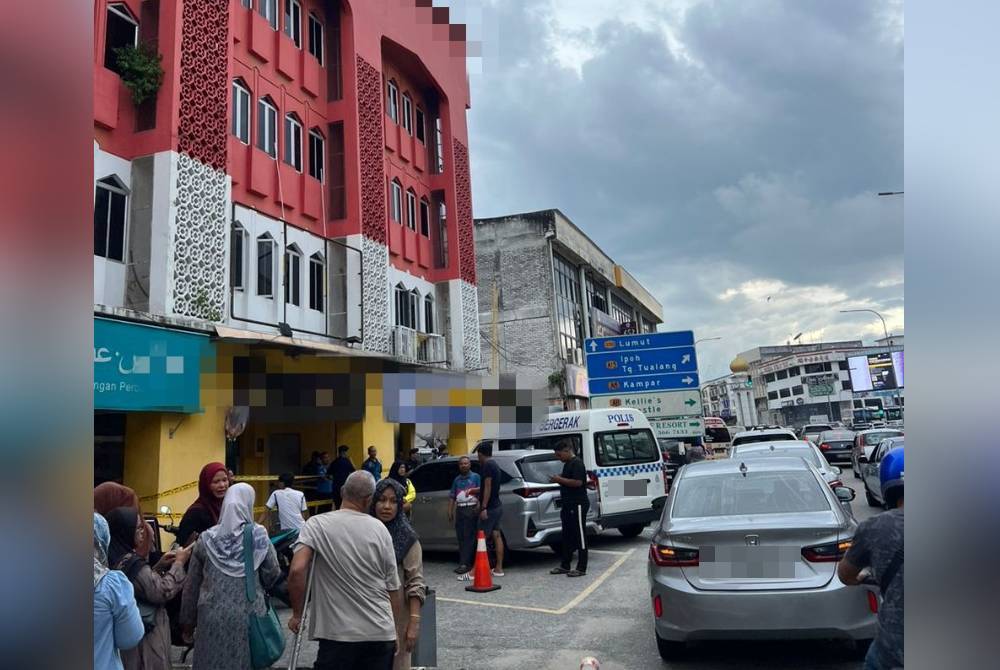 Orang ramai mengerumuni lokasi kejadian seorang wanita dipercayai dibunuh suaminya pada Khamis. Foto Media sosial