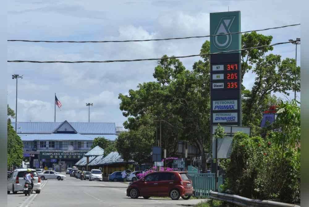 Keadaan di Rantau Panjang kelihatan lengang tanpa kehadiran kenderaan dari negara jiran. Foto Bernama