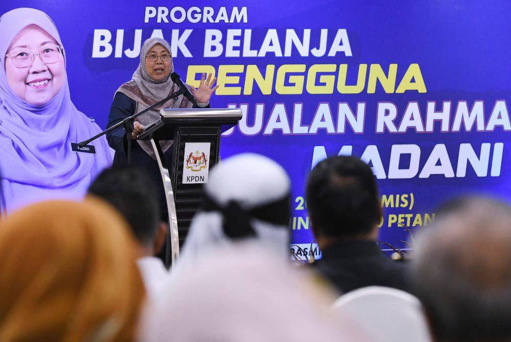 Fuziah berucap pada Program Bijak Belanja Pengguna dan Program Jualan Rahmah Madani Peringkat Negeri Pulau Pinang di pasaraya C Mart Tasek Mutiara, Simpang Ampat pada Khamis. Foto Bernama