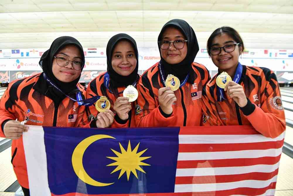 Pasukan wanita Malaysia A berjaya memenangi pingat emas pada Kejohanan Tenpin Boling Remaja Asia ke-23 di Sunway Pyramid pada Khamis. Foto Bernama