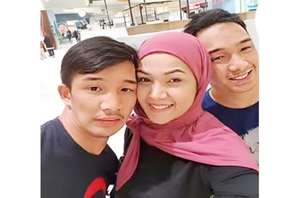 Zarina bersama anak kembar lelaki istimewa iaitu Azal (kanan) dan Azil (kiri).