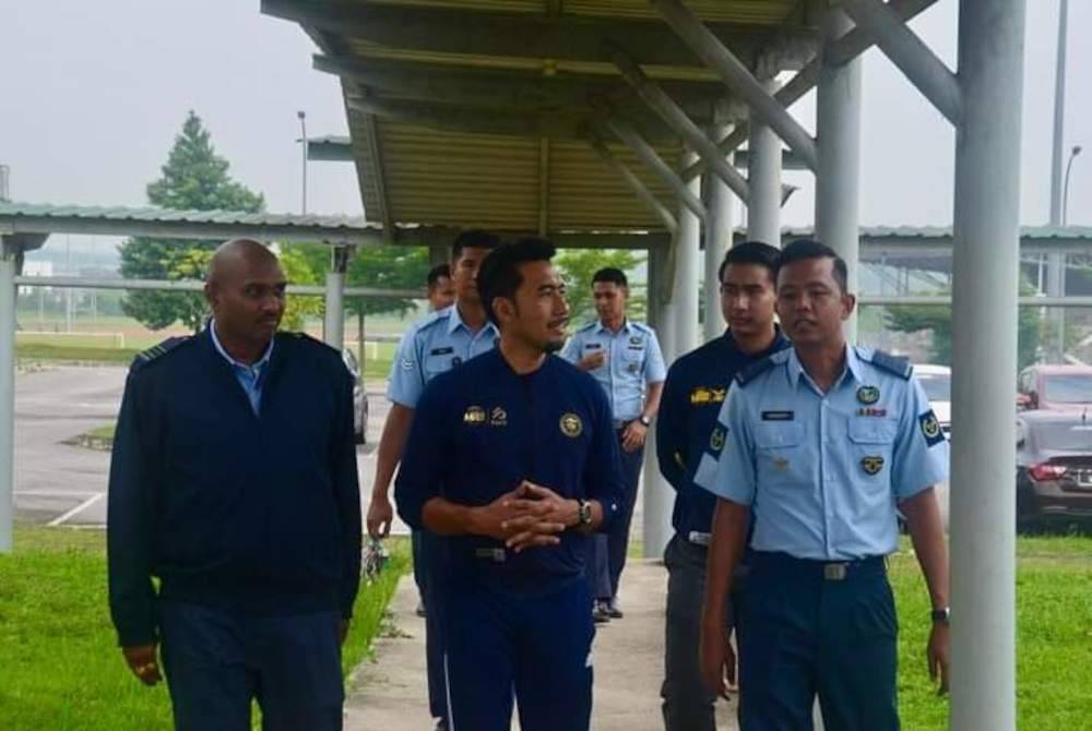 Ahmad Faedzal (tengah) meninjau kemudahan sukan yang terdapat di Pangkalan Udara Sendayan, Negeri Sembilan. Foto FB Ahmad Faedzal.