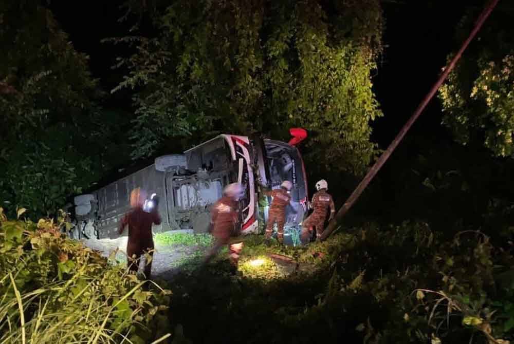 Sebuah bas ekspres terbabas ke dalam gaung di Batu 9 Jalan Silam, Lahad Datu malam Khamis. Foto Facebook TawauSyurga