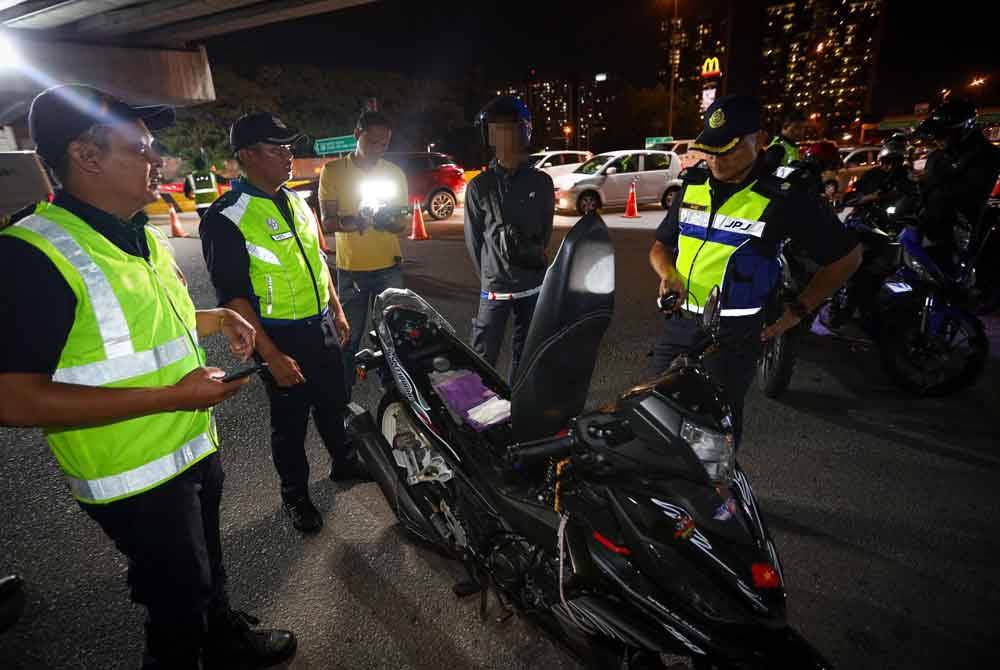 Sebuah motosikal disita selepas didapati menggunakan nombor pendaftaran palsu.