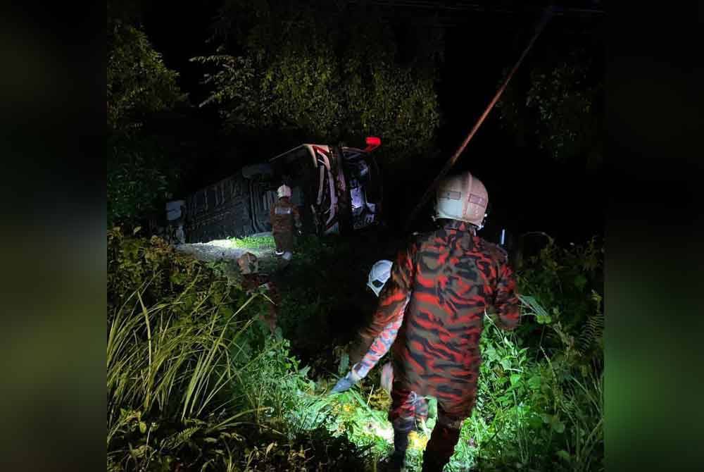 Pasukan bomba turun ke kawasan gaung untuk operasi menyelamat.