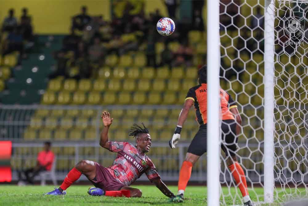 Kejayaan Assifuah (kiri) ledak hatrik semasa bantu KDA FC tewaskan Bukit Tambun FC pada aksi kalah mati Piala FA 2024-2025 meningkatkan keyakinan pemain tersebut. Foto KDA FC