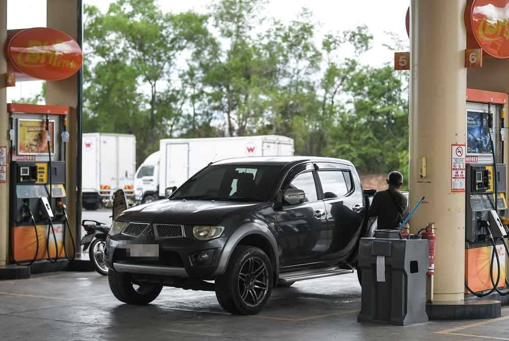 Jualan diesel di stesen-stesen minyak berhampiran pintu sempadan negara, menurun ekoran pengurangan pembelian bahan api itu oleh pemilik kenderaan warga asing sejak penyasaran subsidi diesel diumumkan 10 Jun lepas. Foto Bernama