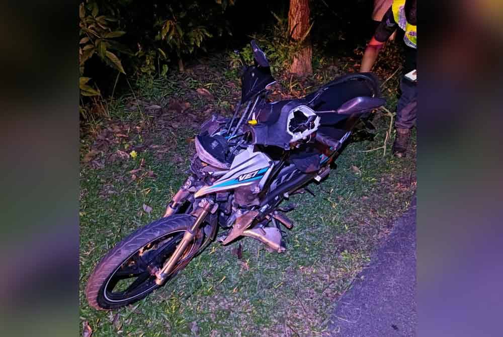 Keadaan motosikal mangsa selepas terbabit dalam kemalangan di Jalan Lendu Rakan Muda, Masjid Tanah pada malam Khamis.