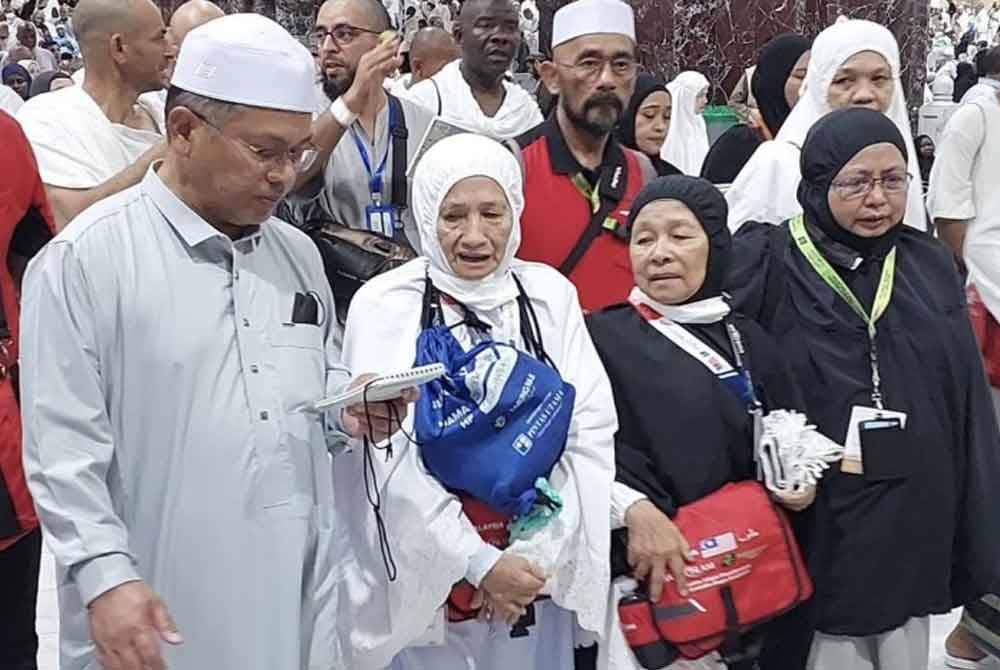 Mohd Na&#039;im (kiri) bersama isteri, Nik Roslini (kanan) sama-sama melaksanakan ibadah saie di Bukit Safa dan Marwah dengan dua jemaah wanita daripada Malaysia (tengah) yang terpisah daripada kumpulannya. Foto Facebook Dato&#039; Setia Dr. Naim