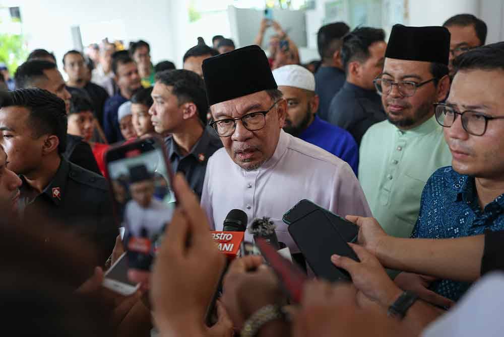 Perdana Menteri Datuk Seri Anwar Ibrahim ketika ditemui pemberita selepas menunaikan solat Jumaat bersama rakyat di Masjid Tun Abdul Razak pada Jumaat. Foto Bernama