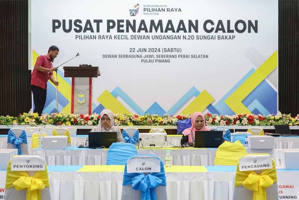 Para petugas SPR giat melakukan persiapan menjelang hari penamaan calon PRK DUN Sungai Bakap esok ketika tinjauan di Dewan Serbaguna Sungai Jawi pada Jumaat. Foto Bernama