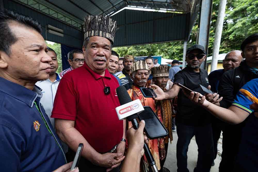 Menteri Pertanian dan Keterjaminan Makanan Datuk Seri Mohamad Sabu menjawab pertanyaan media selepas menghadiri Program Walkabout di Dewan Terbuka Kampung Sungai Raba, Pengkalan Hulu pada Jumaat. Foto Bernama--fotoBERNAMA (2024) HAK CIPTA TERPELIHARA