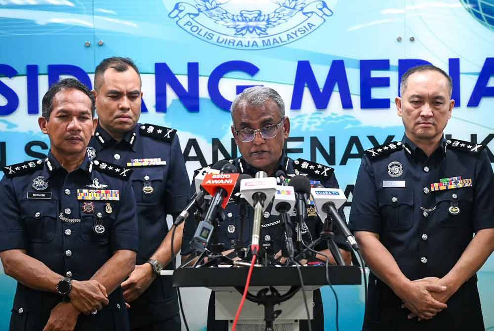 Ramli (tengah) dalam sidang akhbar di Menara KPJ, Kuala Lumpur pada Jumaat.