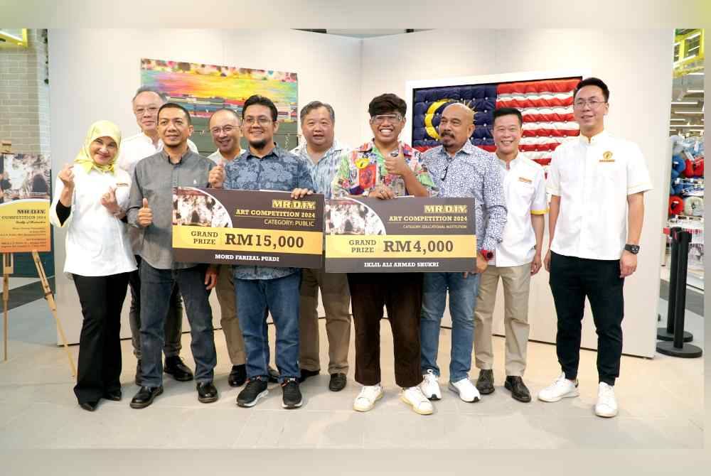 Farizal (kiri) dan Iklil bersama replika cek hadiah kemenangan yang diterima bergambar bersama pengurusan tertinggi MR D.I.Y.