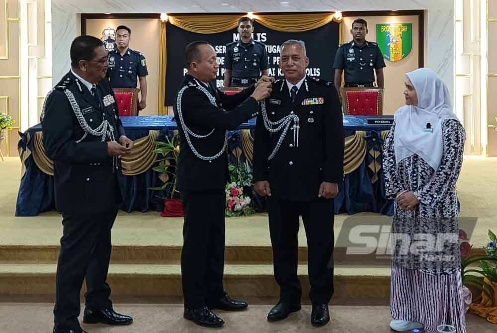 Mohamad Suzrin (dua dari kiri) memakaikan pangkat kepada Hakemal sambil diperhatikan oleh Zulkifli (kiri) semasa majlis perbarisan persaraan dan serah terima tugas Komander Briged Tengah PGA serta pemakaian pangkat pegawai kanan polis di Ibu Pejabat Briged Tengah PGA, Kuala Lumpur pada Jumaat.
Foto Sinar Harian/HISYAMUDDIN AYUB.