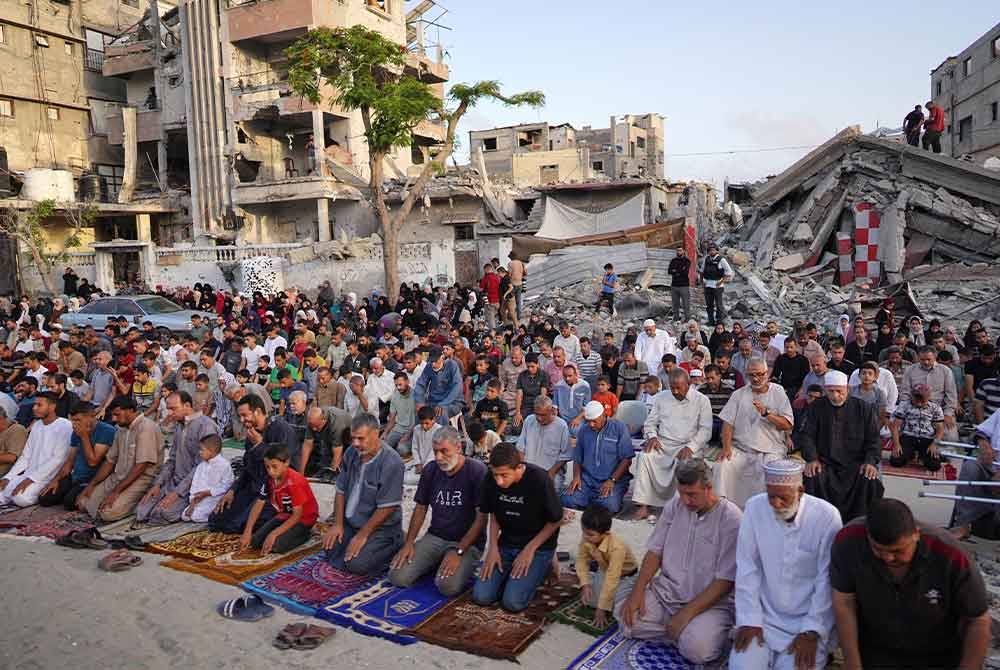 Penduduk Palestin menunaikan solat sunat Aidiladha berhampiran kawasan runtuhan di Khan Yunis, selatan Gaza.