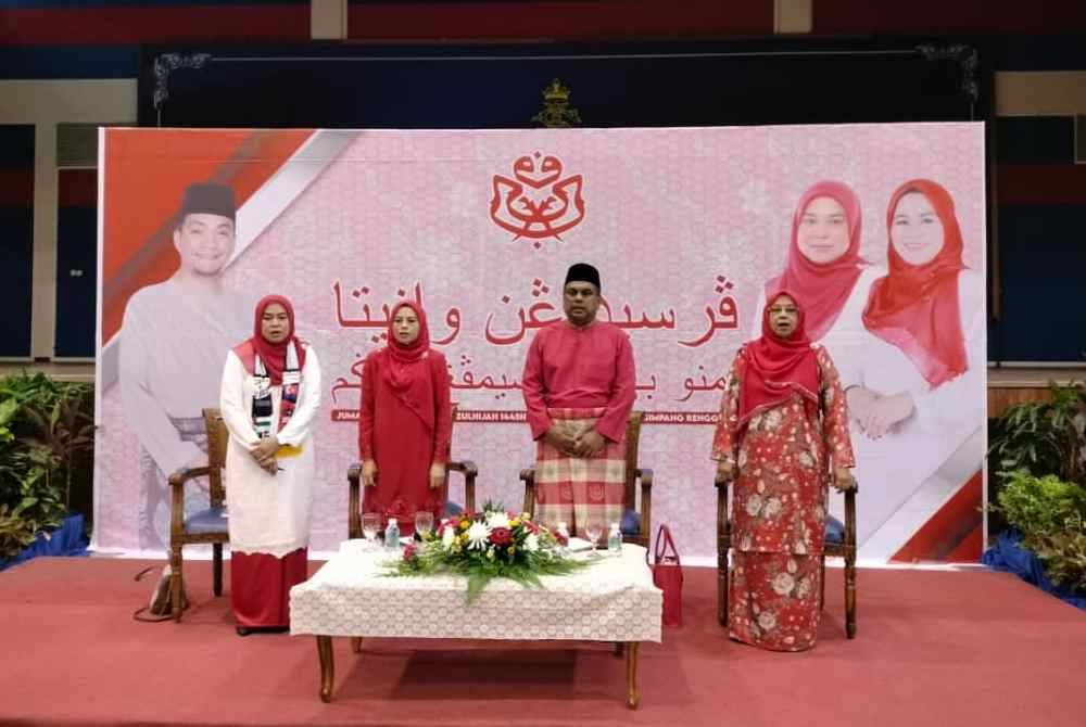 Noraini (dua kiri) dan Sapilah (kiri) dalam Persidangan Wanita UMNO Bahagian Simpang Renggam di Dewan Muafakat MDSR, di Simpang Renggam, Kluang pada Jumaat