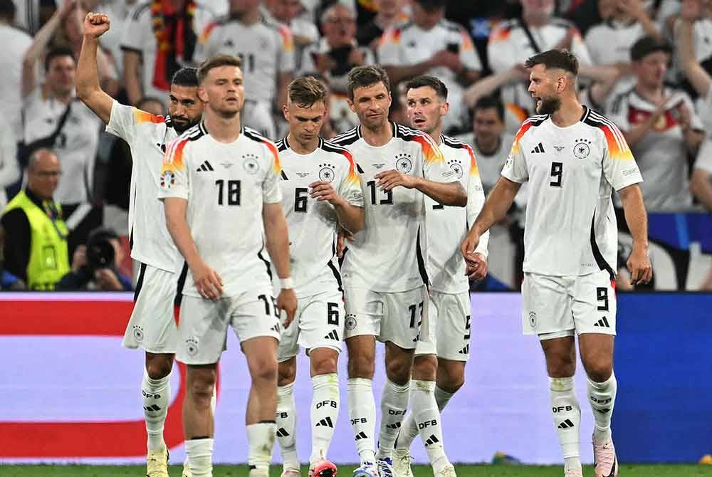 Jerman mengenakan jersi &#039;home&#039; berwarna putih pada perlawanan pembukaan. Foto AFP