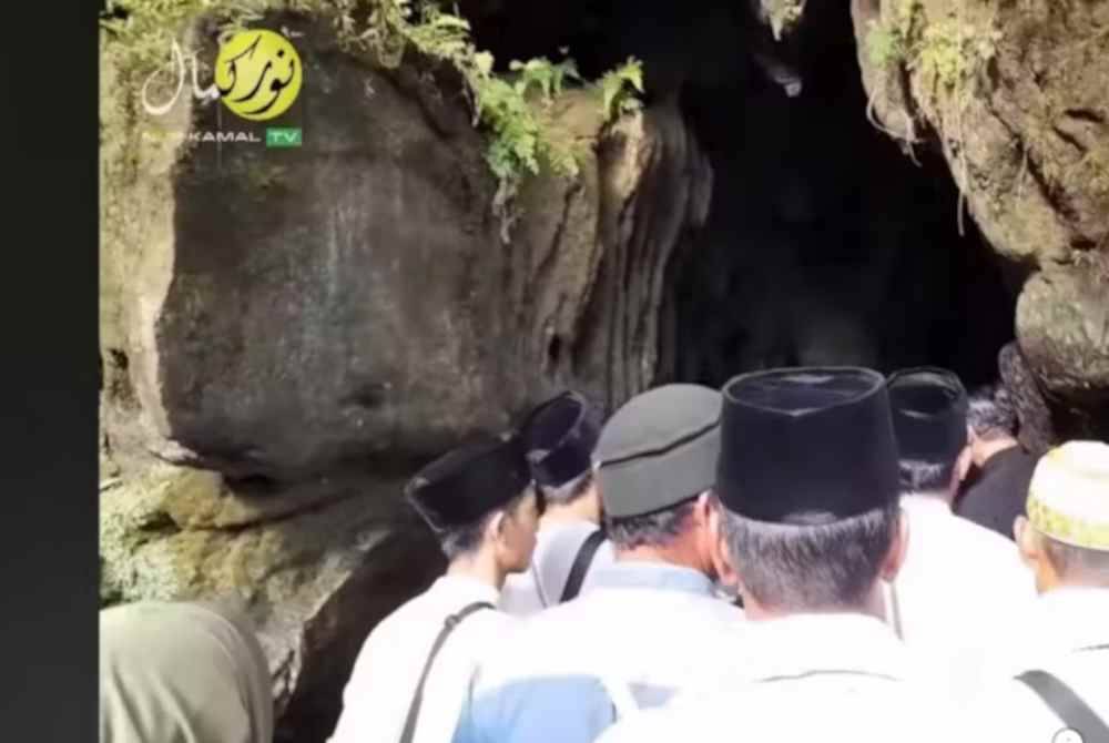 Wujud dakwaan bahawa sebuah lorong kecil di Gua Safawardi Pamijahan boleh &#039;tembus&#039; ke Makkah. Agensi