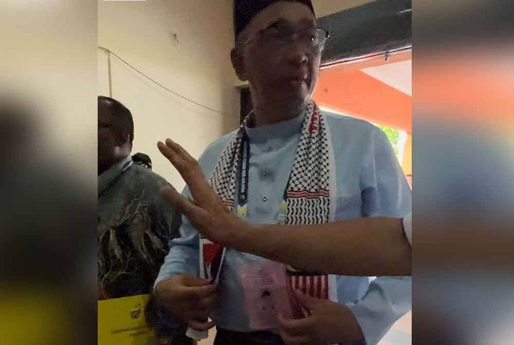 Dr Joohari dihalang oleh seorang petugas SPR untuk masuk ke dewan kerana tiba 15 minit awal bagi proses penyerahan borang pencalonan di Dewan Serbaguna Jawi.