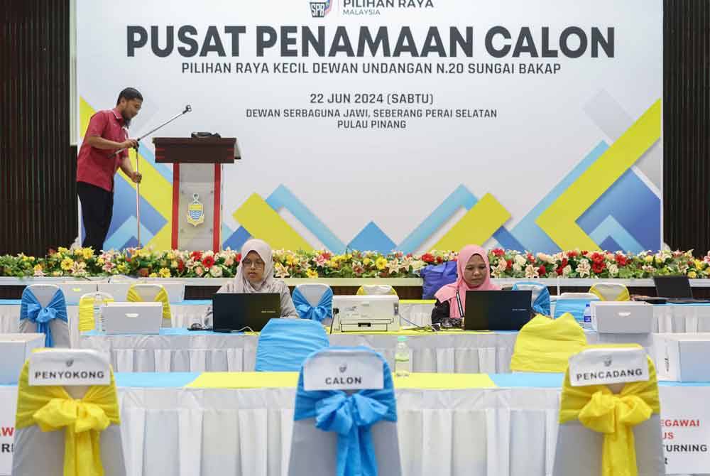 Para petugas SPR melakukan persiapan menjelang hari penamaan calon PRK Dewan Undangan Negeri (DUN) N.20 Sungai Bakap. Foto Bernama