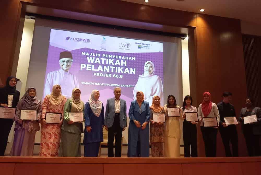 Dr Mahathir (enam dari kiri) bersama peserta Projek 66.6 ketika Majlis Penyerahan Watikah Pelantikan di Putrajaya pada Sabtu.