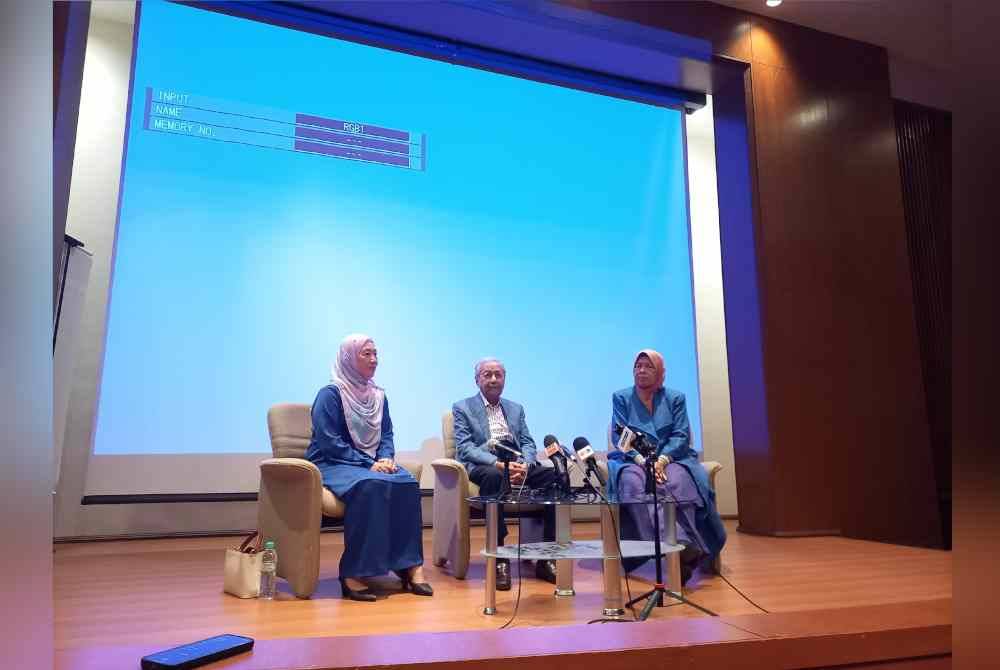 Zuraida ( kanan) bersama Dr Mahathir ketika Majlis Perasmian dan Penyerahan Watika Pelantikan Perserta Projek 66.6 di sini hari ini.