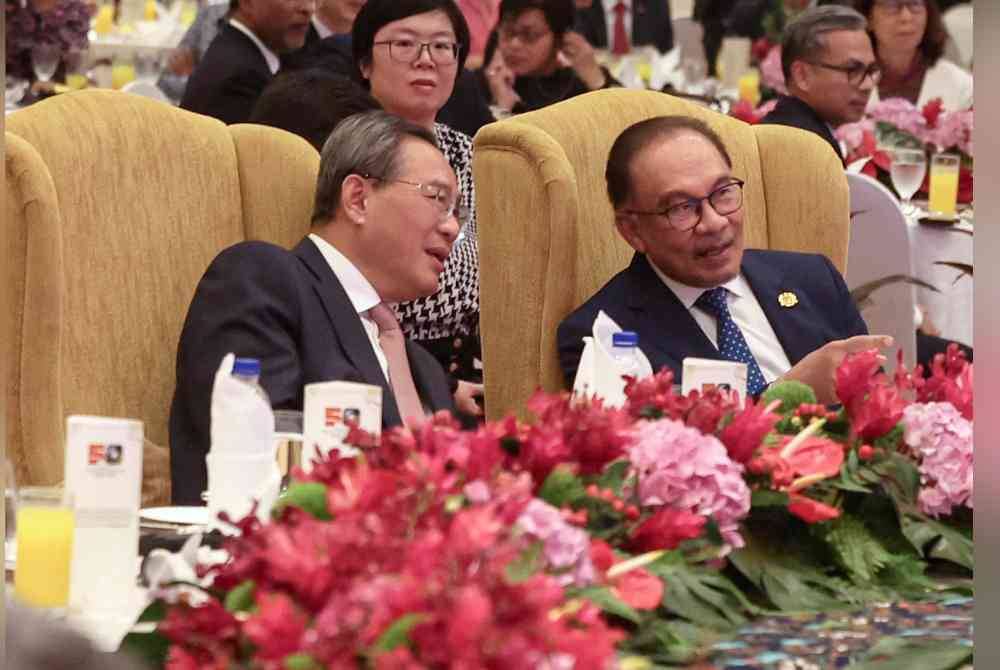 Anwar ketika menerima kunjungan rasmi akan sejawatannya dari China, Li Qiang (kiri) pada Rabu. Foto Bernama