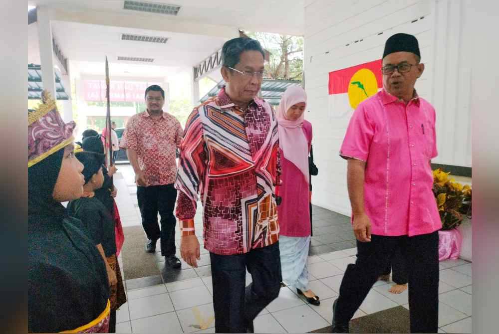 Jalaluddin (tengah) ketika tiba di Mesyuarat Perwakilan UMNO Bahagian Jasin di Sungai Rambai di sini, pada Sabtu.