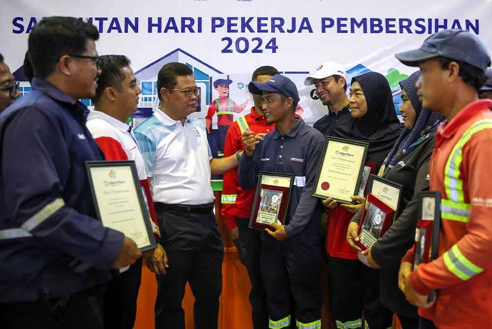 Pekerja pembersihan Alam Flora Sdn Bhd, Nor Pisah Abdul Rahman (tiga dari kanan) bersama rakan-rakan yang menerima Anugerah Pekerja Dedikasi 2024. Foto Bernama